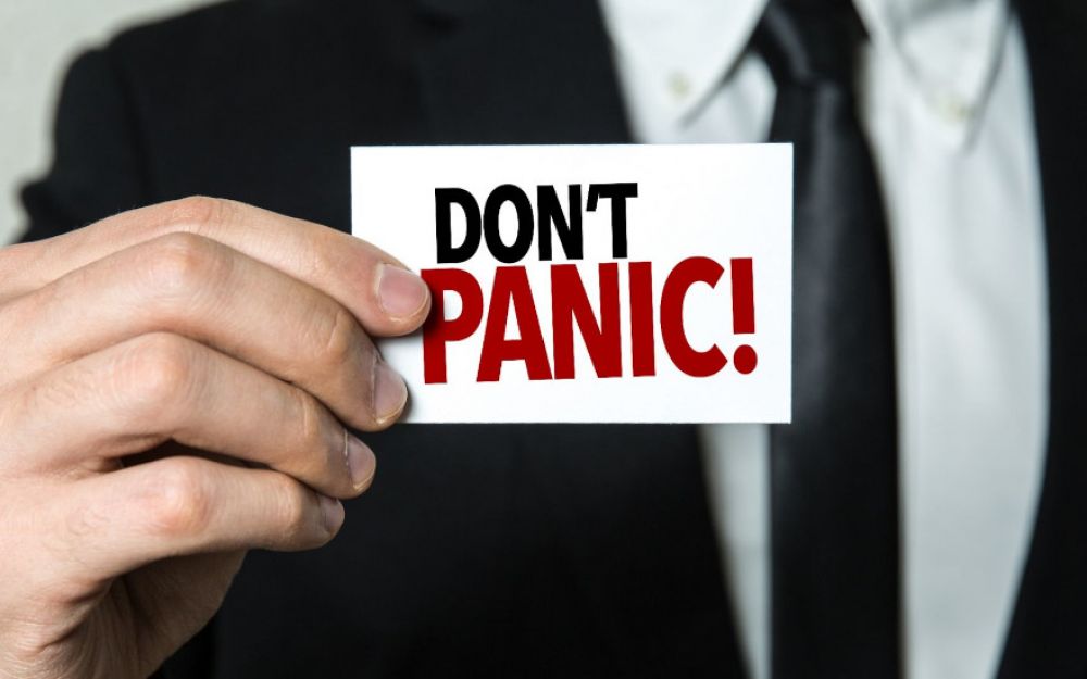 persona con cartellino don't panic